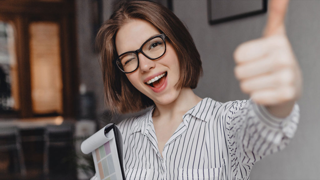 Interior de la farmacia donde se ven dos personas conversando al fondo